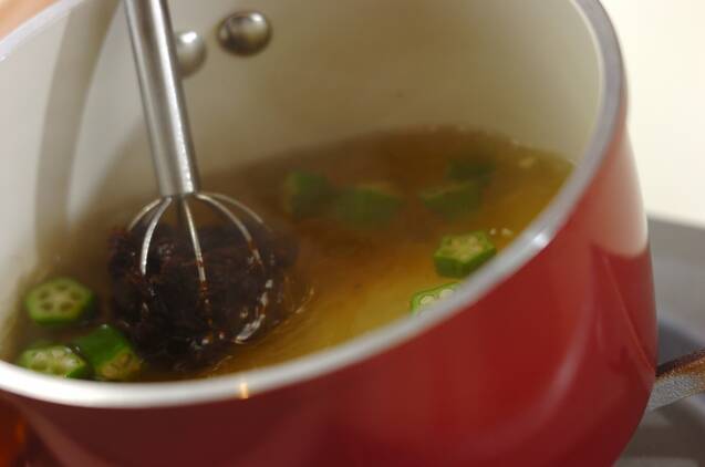 オクラとショウガの赤だしの作り方の手順2