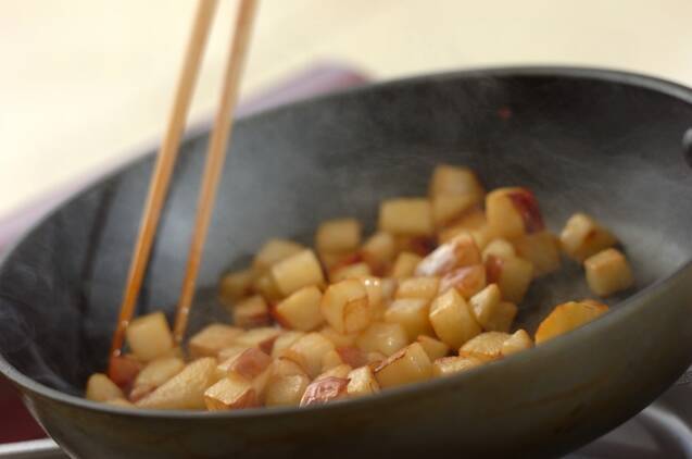リンゴのソテーの作り方の手順3