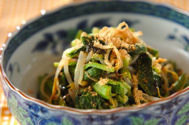 青い陶器の皿に盛り付けられた小松菜のきなこ海苔和え