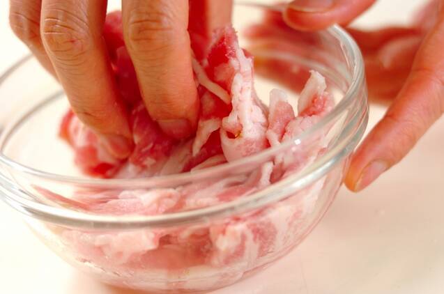 味付け簡単！春キャベツと豚バラ 電子レンジで温サラダ by近藤 瞳さんの作り方の手順1