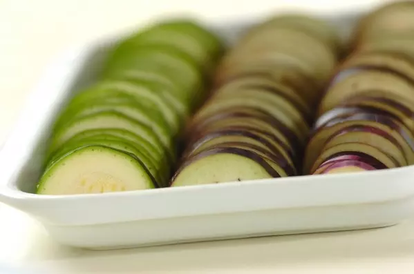 ナスとズッキーニのトマト煮の下準備1