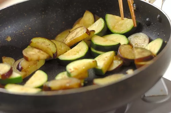 ナスとズッキーニのトマト煮の作り方1