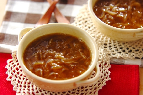 煮込むほどに甘み際立つ！冬の献立に入れたい玉ねぎスープレシピ15選の画像