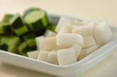 キュウリと大根のサラダの下準備1