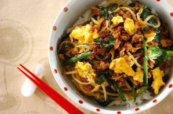 ひき肉とモヤシのカレー風味丼