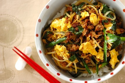 ひき肉とモヤシのカレー風味丼