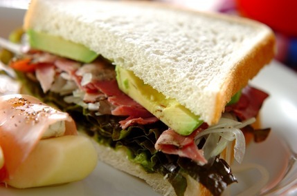 アボカドパストラミサンド