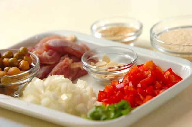 キヌアとチキンのターメリックピラフの献立の作り方の手順1