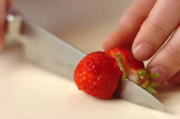 イチゴのチーズケーキの下準備1