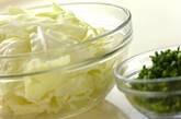 ちぎりキャベツのニラ塩ダレの下準備1