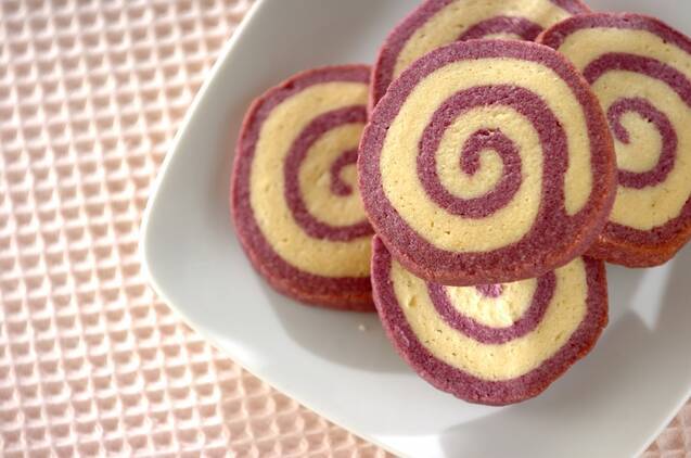 白い皿に盛られた、紫芋のアイスボックスクッキー