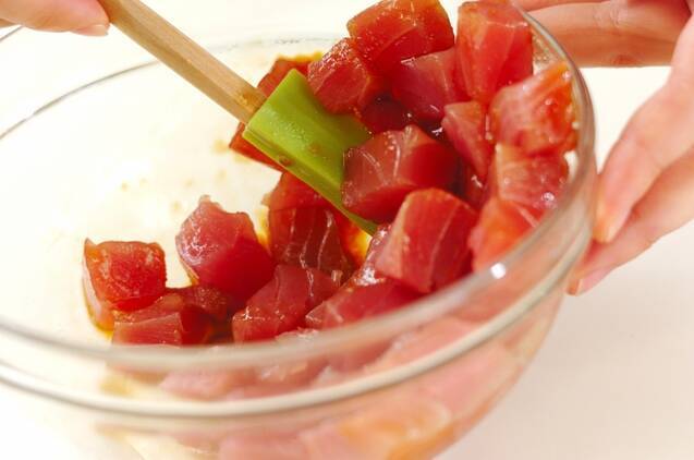 ゴマ油香る！マグロアボカド丼の作り方の手順1