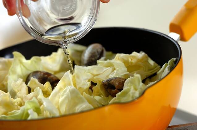 アサリと春キャベツの酒蒸しの作り方の手順2