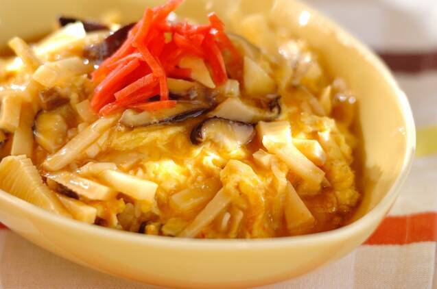 茶色い皿に盛りつけられた天津飯と紅しょうが