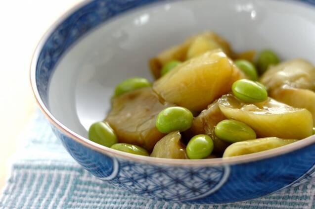 和食器に盛られた、なすと枝豆のひすい煮