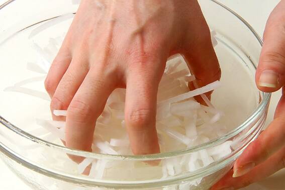 柿と大根のナマスの作り方の手順1