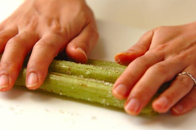 フキのきんぴらの作り方の手順1