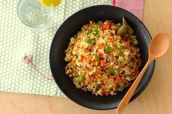 下味冷凍で具だくさん洋風チャーハン