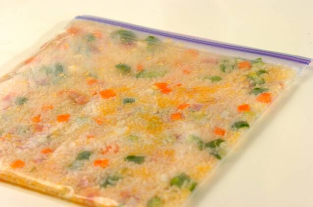 下味冷凍で具だくさん洋風チャーハンの作り方の手順2