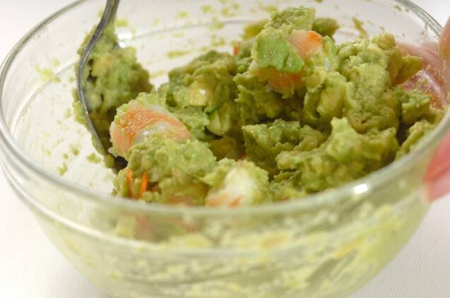 15分で完成！えびとアボカドの春巻きの作り方の手順3