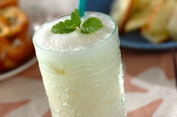 グラスに入ってミントを添えた、梨とヨーグルトのスムージー