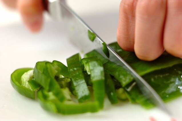 オイスターソースを活用 ピーマンとツナだけ by岡本 由香梨さんの作り方の手順1