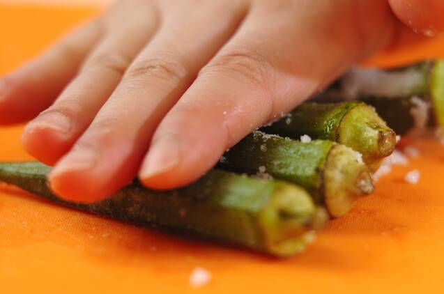 オクラのゴマ汚しの作り方の手順1