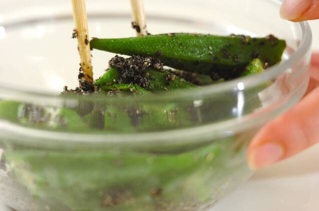 オクラのゴマ汚しの作り方の手順3