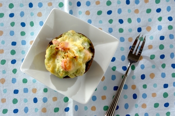 アボカドのマヨチーズ焼きとカラフルな寒色系のランチョンマット