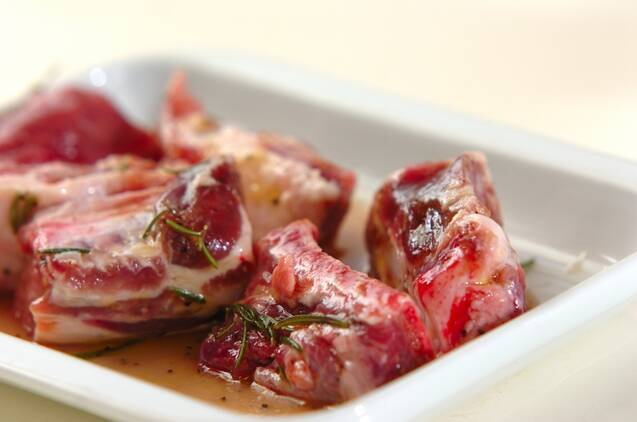 骨付き豚バラ肉のペッパー焼きの作り方の手順1