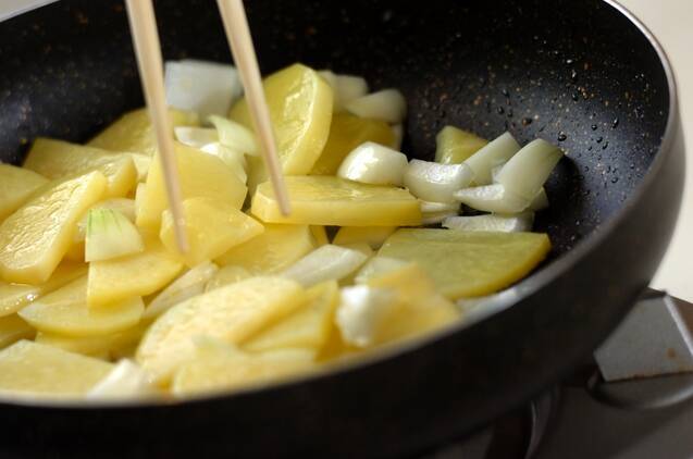 新ジャガ入りのエビマヨ炒めの作り方の手順2