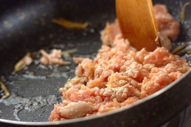 ナスとピーマンの鶏みそ丼の作り方の手順3