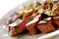 キノコソースがけステーキ