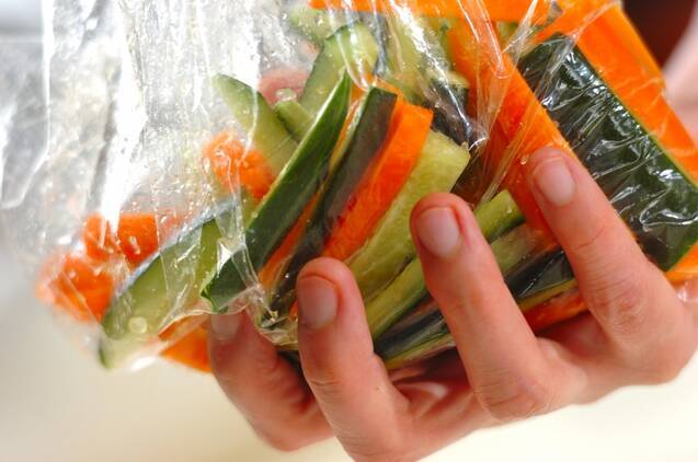 ニンジンとキュウリのママレード漬けの作り方の手順2