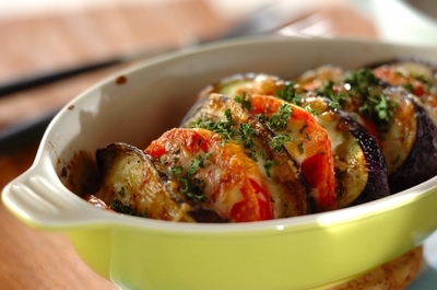 夏野菜を味わう ナスとトマトのチーズ焼き 副菜 のレシピ 作り方 E レシピ 料理のプロが作る簡単レシピ