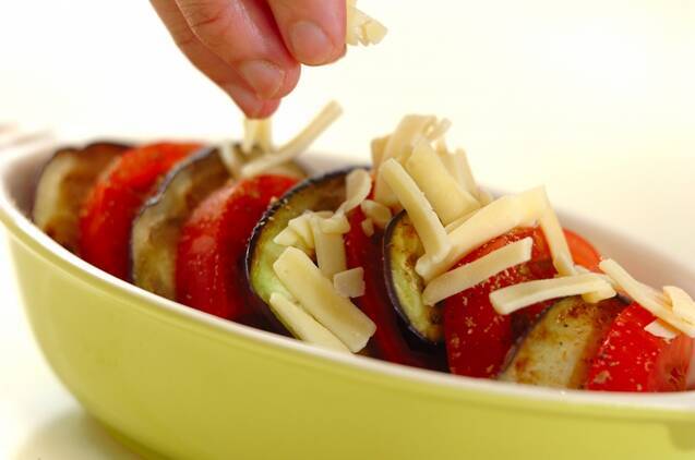 夏野菜を味わう！ナスとトマトのチーズ焼きの作り方の手順6