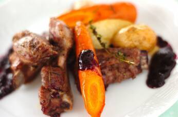 豚のスペアリブ・ブルーベリーソース