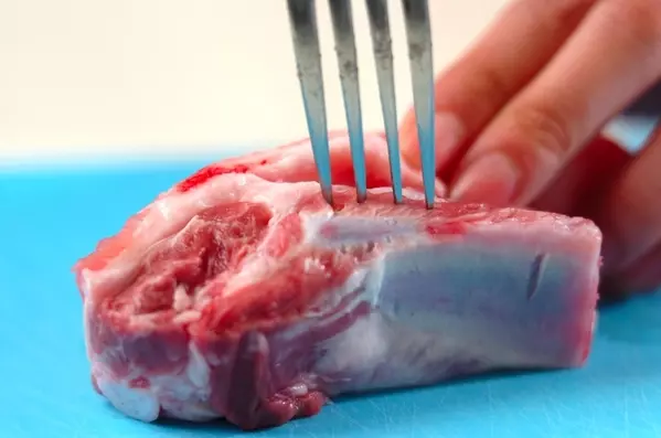 マーマレードの甘辛ソースで！豪快スペアリブのＢＢＱグリル by 山下 和美さんの下準備1