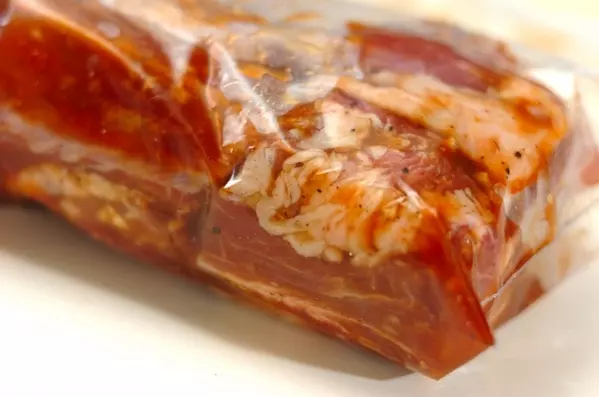 マーマレードの甘辛ソースで！豪快スペアリブのＢＢＱグリル by 山下 和美さんの下準備2