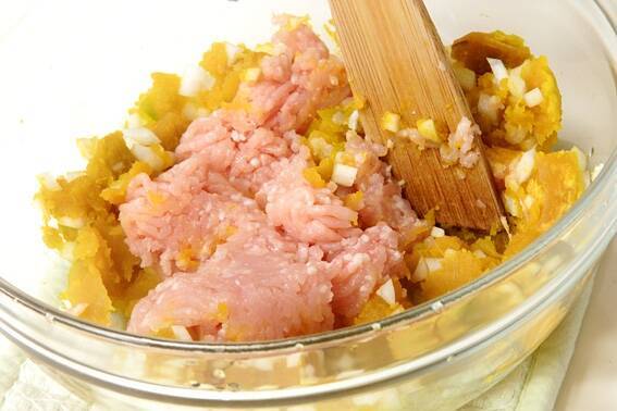 かぼちゃコロッケ ほくほく素朴な甘い味わい 簡単人気の基本レシピの作り方の手順1