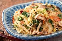 具だくさんの焼ビーフン