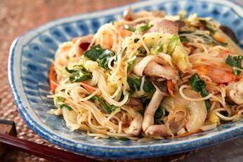 具だくさんの焼ビーフン