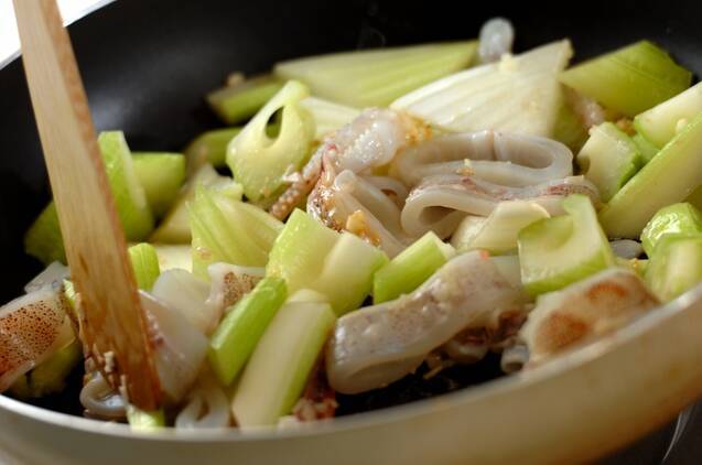 イカとセロリのバター炒めの作り方の手順4