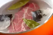 作り置きに！豚肉のやわらか紅茶煮の作り方1