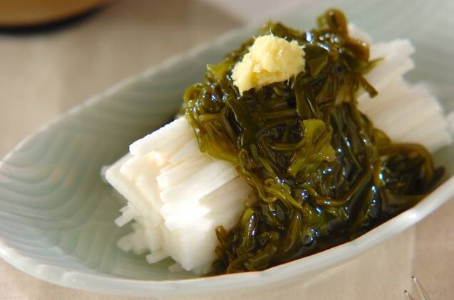 細長い小皿に盛りつけしょうがをトッピングした長芋のめかぶかけ