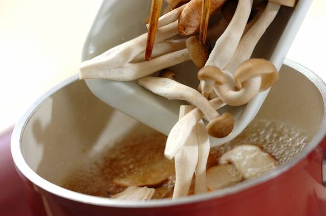 キノコとチーズのスープの作り方の手順2