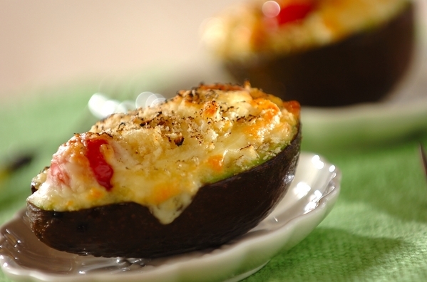 白い小皿に盛り付けた、ツナコーンのアボカドグラタン