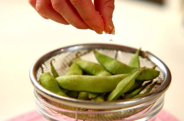 塩鮭と焼き枝豆の作り方の手順1