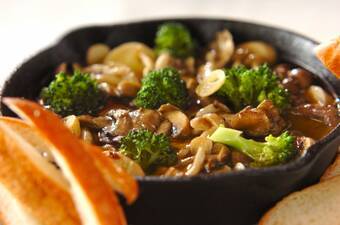 おうちで簡単!たっぷりキノコのアヒージョ by 杉本 亜希子さん