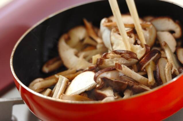 シイタケのバターしょうゆソテーの作り方の手順2